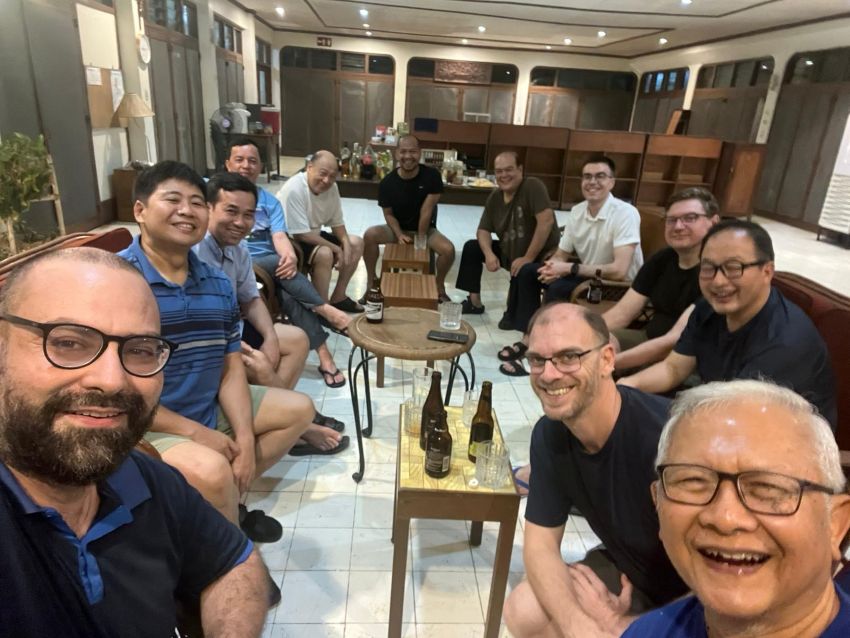 回到罗耀拉书院第三年的餐厅放松一下