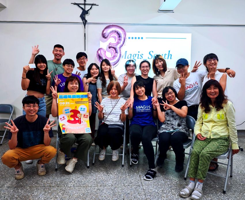 2024年 Magis 青年中心南部办公室成立三周年,林薇(前排右三)和王世芊(前排右四)与伙伴们一起庆祝