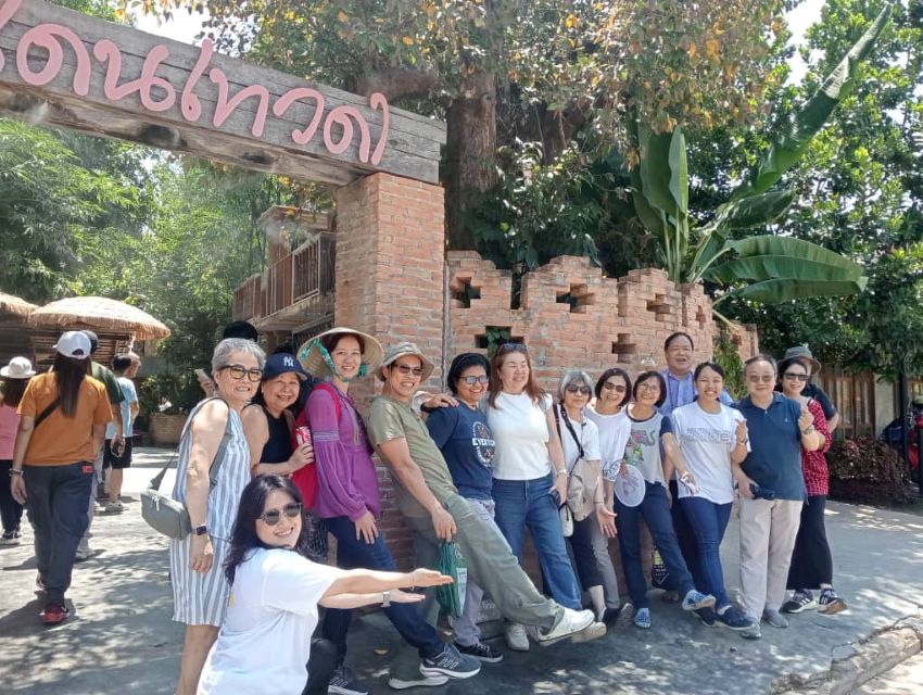 开会之余,与会者到植物园参观