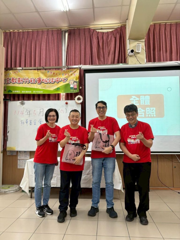 左起楊銀美執行長，以及耶穌會的杜嘉豪終身修士、謝詩祥神父，以及董事長徐森義神父