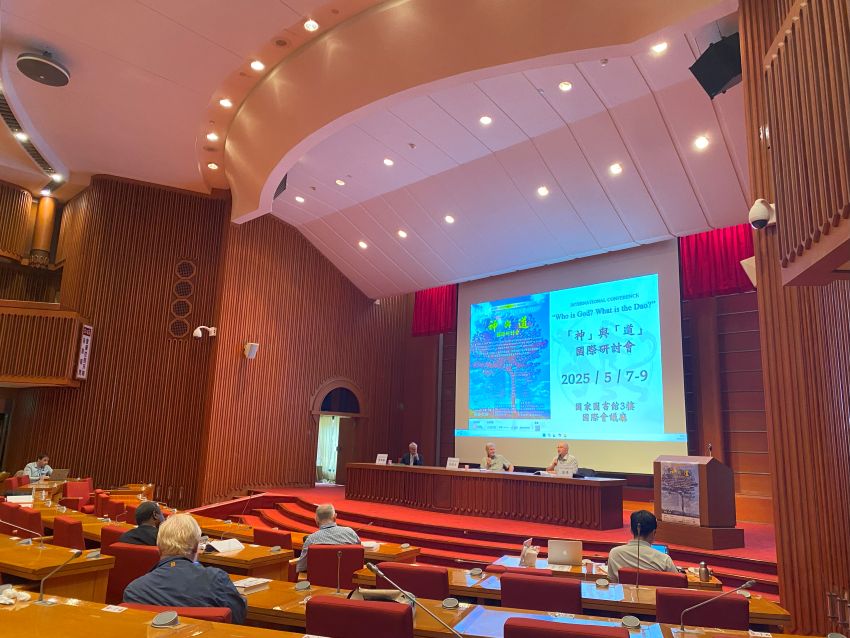 讲台上左起分别为耶稣会雷敦龢神父、劳格文教授、耶稣会温德神父