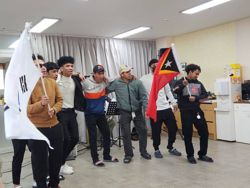 东帝汶移工们一起大声唱出对 Yiutsari 的感谢与对家乡的思念