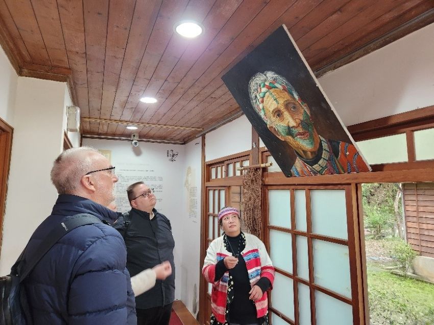 原住民文化故事馆的解说员介绍泰雅族的纹面文化