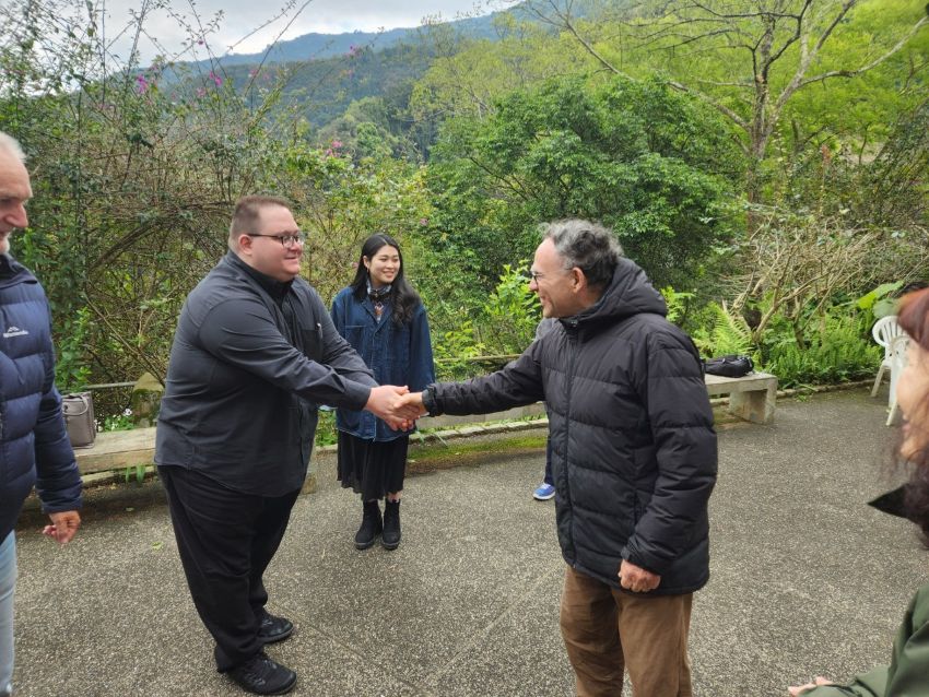 清泉天主堂的耶稣会丁松青神父(右)与维拉格博士(左)握手致意