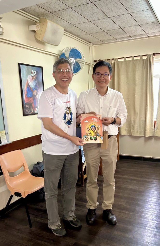 汤涌神父(左)与苏英麟博士