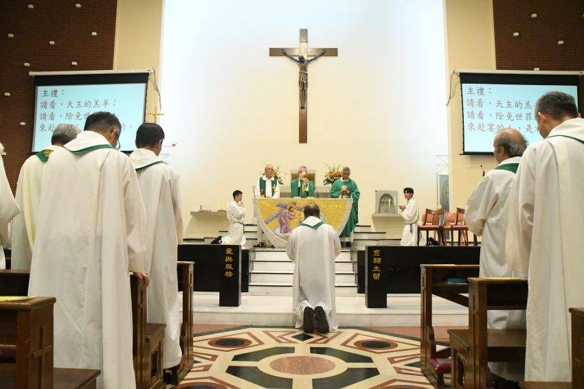 罗仕强神父在董泽龙神父举扬圣体之际宣发末愿