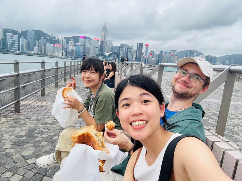 道别之前,台湾的林薇(前方三位左)、麦智宽神父(中)和学员合影