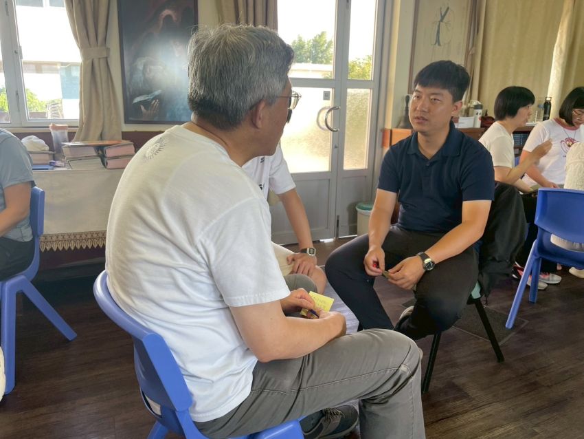 汤涌神父(左)陪伴青年合作者