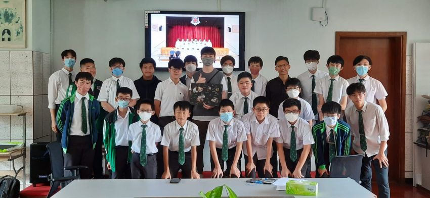 阮廷执事(后排右四)与九龙华仁学生合照