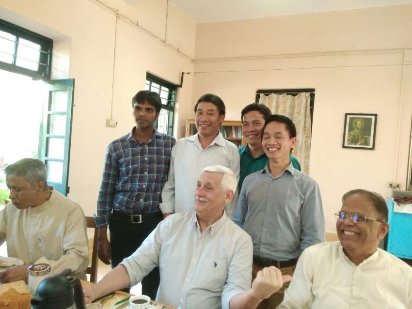 柯家铭修士(站立右一)于耶稣会苏萨总会长拜访印度时合影