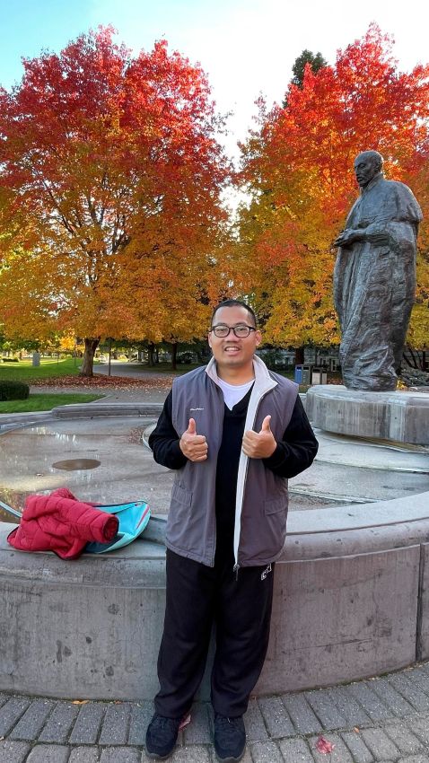 黄辉友执事在美国冈萨加大学校园的依纳爵像前留影
