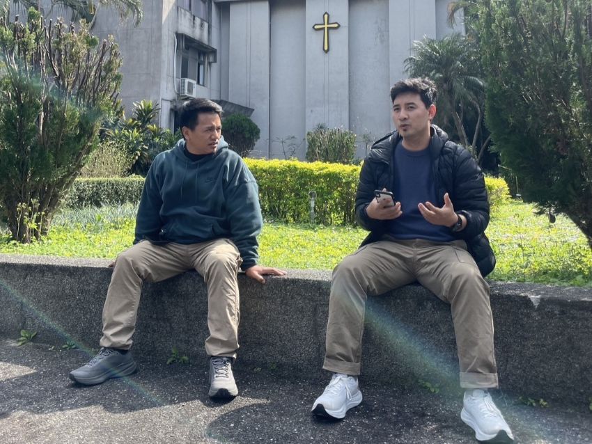 潘翰(右)与柯家铭两位修士在圣博敏神学院