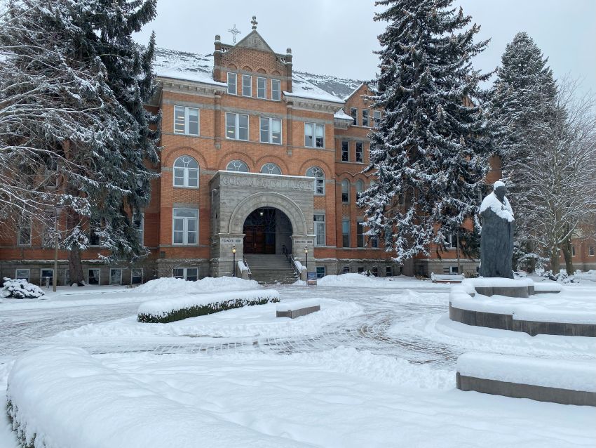 冈萨加校园被白雪覆蓋的圣依纳爵像