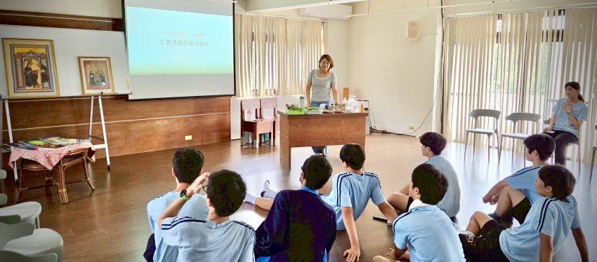 带领一日生活体验的游凡仪老师正在为学生讲解