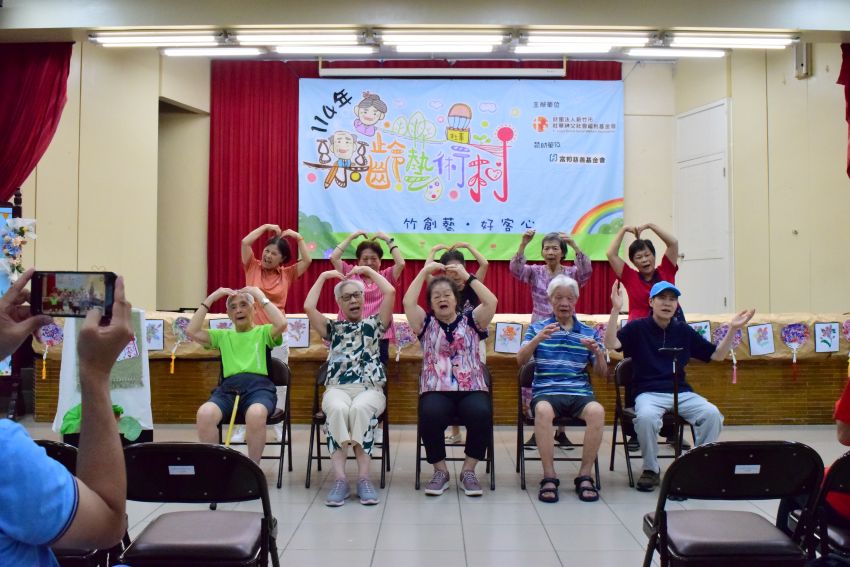 长者开幕表演,展现活力与笑容