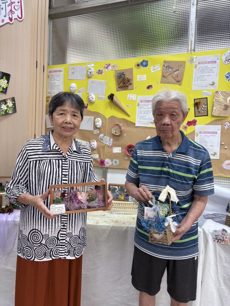 秋霖園長者與作品合照