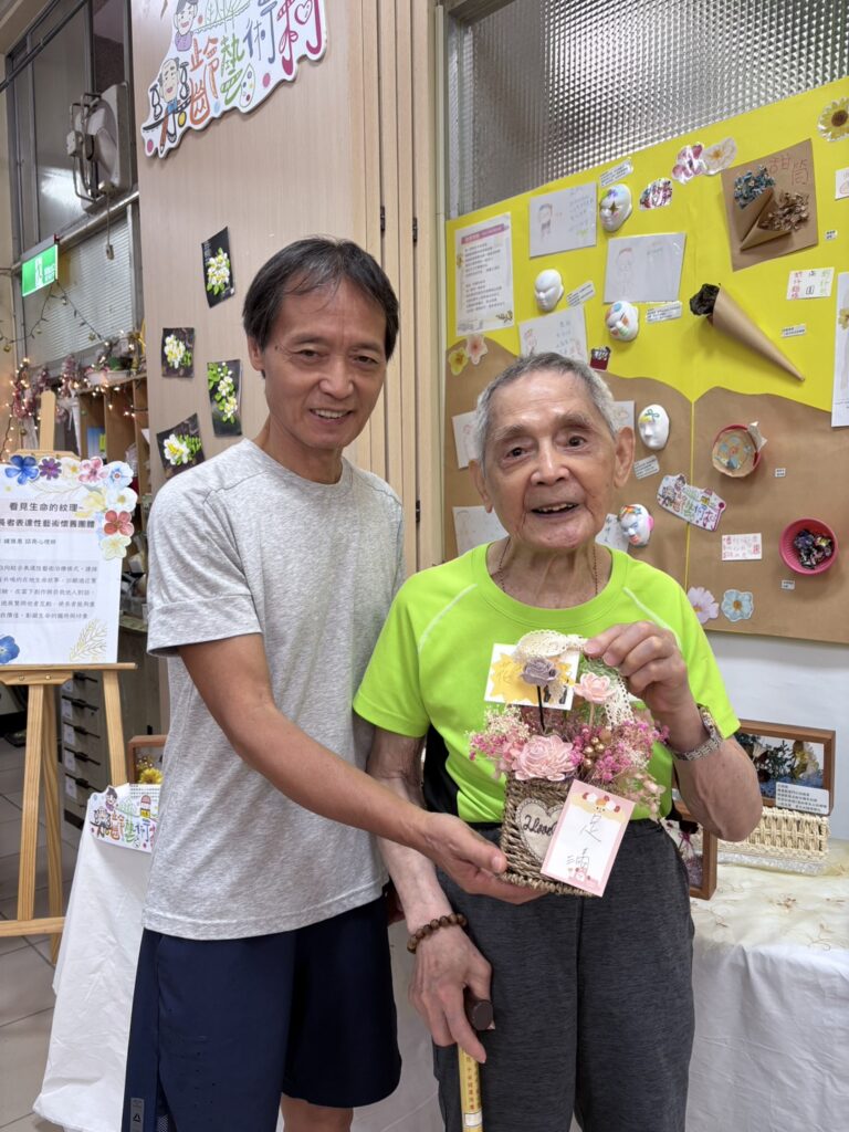 不老藝術家91歲楊坤木爺爺與兒子分享自己的創作