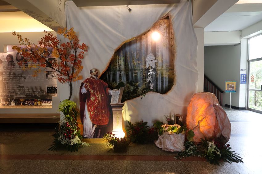 古亭耶穌聖心堂外「爵」不失望依納爵瞻禮布置