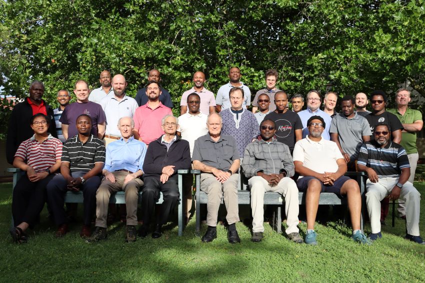 林文森神父(前排左)參與內部非洲會省的國家會議