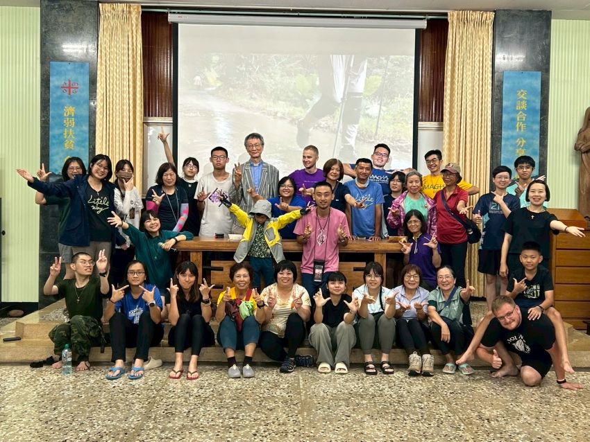 陳科神父(後排中最高者)與朝聖者在靜山大禮堂合照