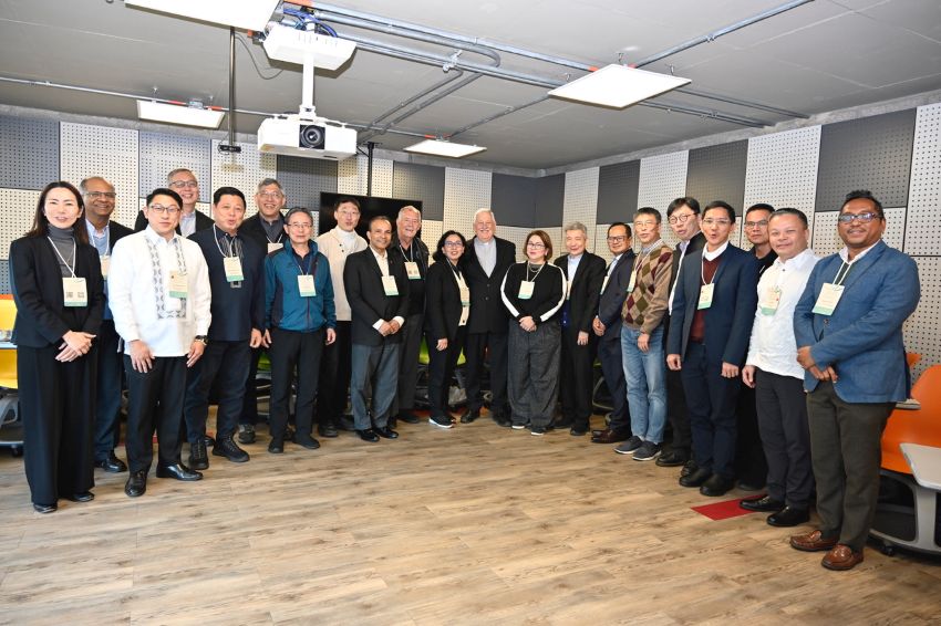 苏萨神父与亚太区代表合影