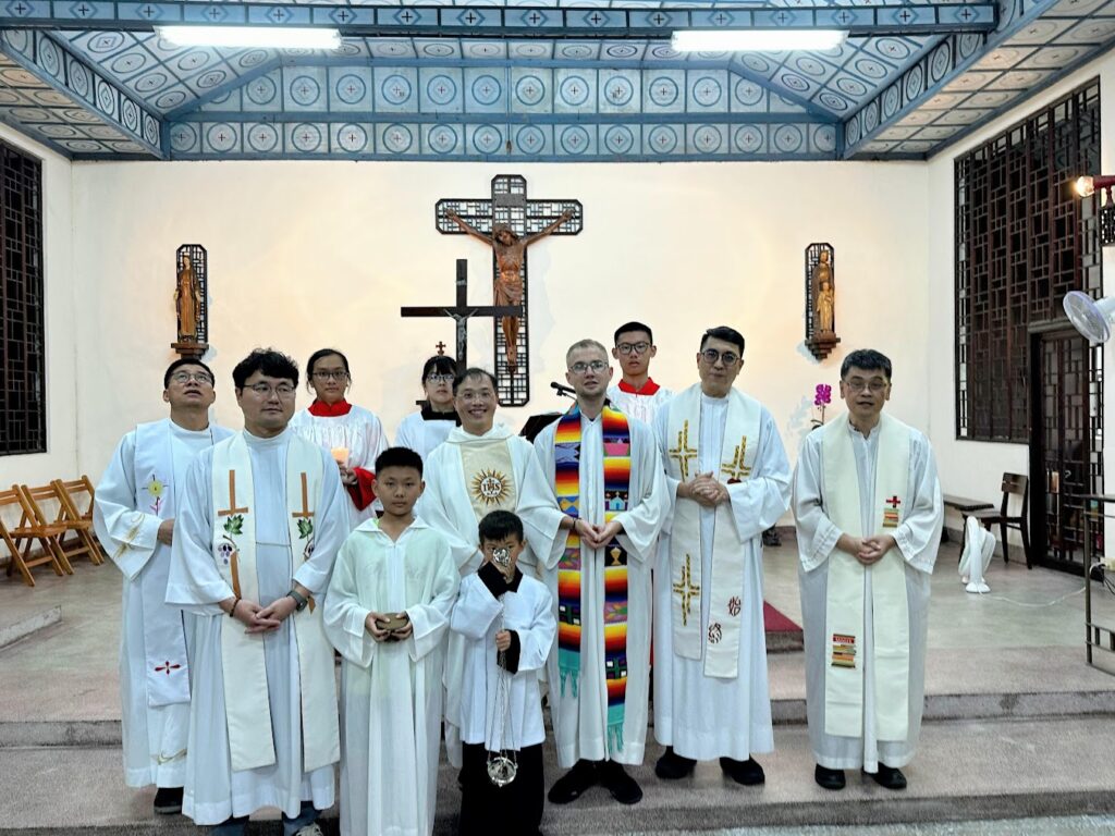 三義天主堂 六位神父共祭彌撒