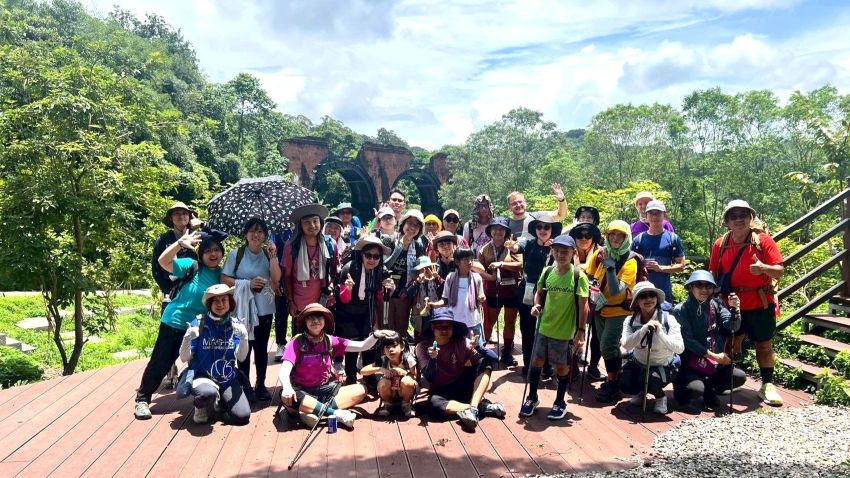 朝聖者在龍騰斷橋前合影
