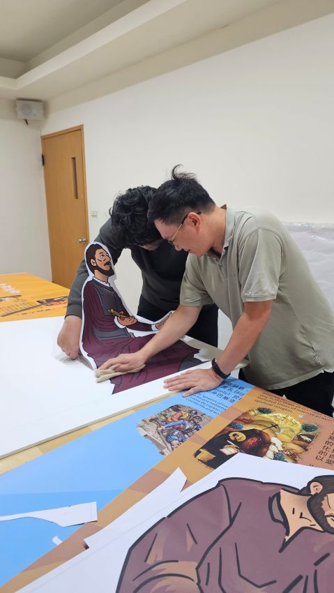 阮神父(右)和通傳中心柏生小心處理細節