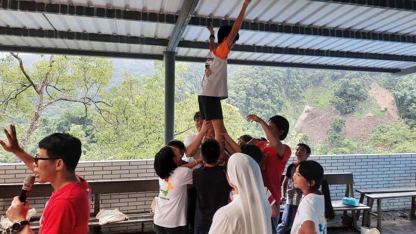 孩子们在玩谁的房子最高