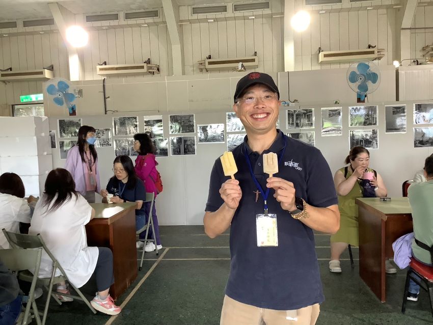 輔大耶穌會使命室主任馮漢中神父,一次嘗試兩種口味的冰棒