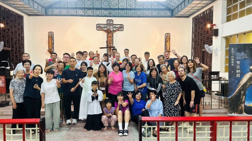 依納爵瞻禮彌撒後朝聖者與司鐸們合影