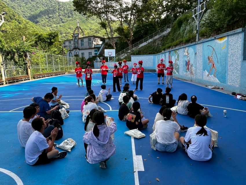 工作人员以活泼的迎宾舞欢迎小福星