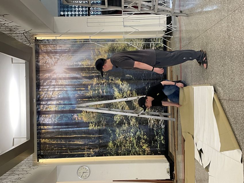 阮保利神父(立者)與徐明德神父(蹲者)為依納爵瞻禮做準備