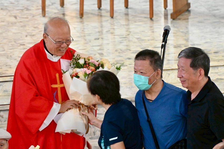 嚴任吉神父的妹妹弟弟和妹婿獻花祝福