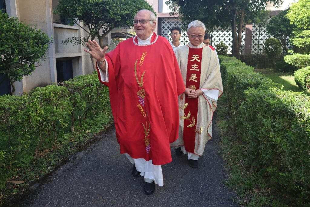 南耀寧神父(前)與省會長董澤龍神父