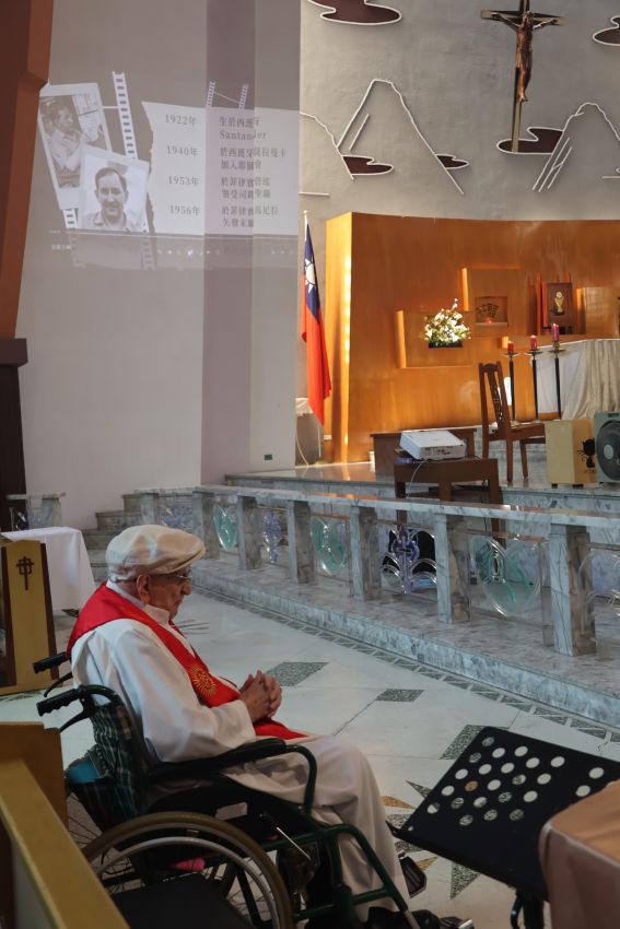 高齡103歲的顏哲泰神父和他的回顧影片
