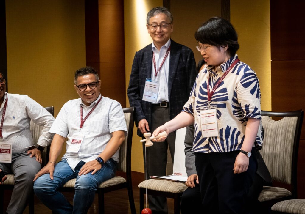 中間站立者為川野祐二校長