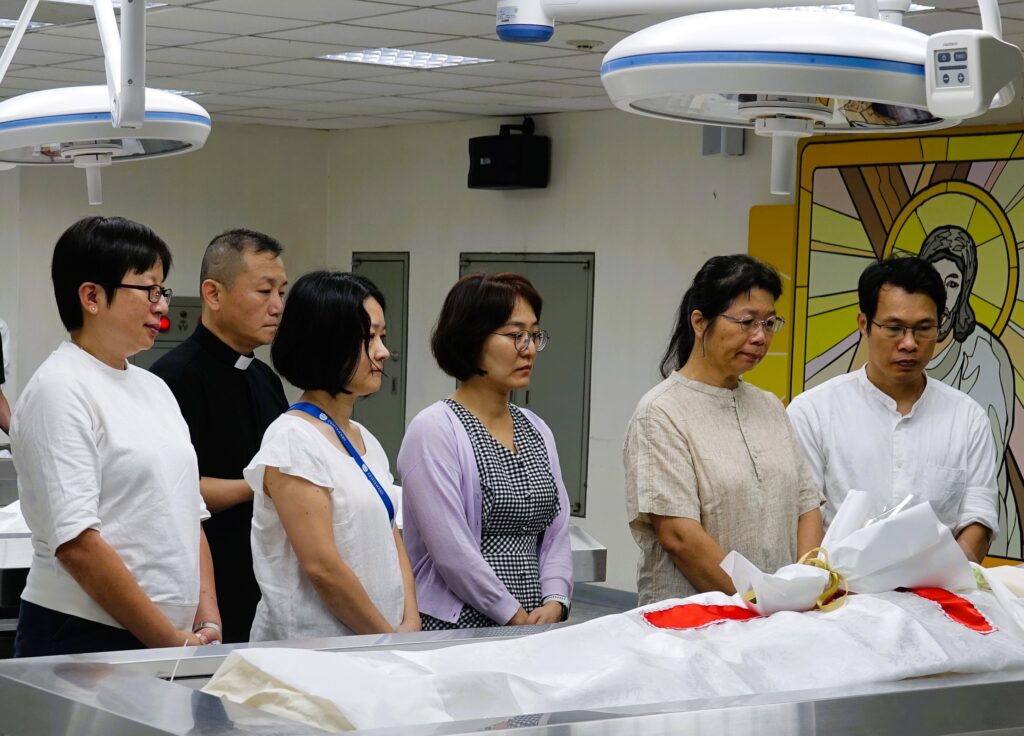 賴神父的弟兄、親友，向他致意