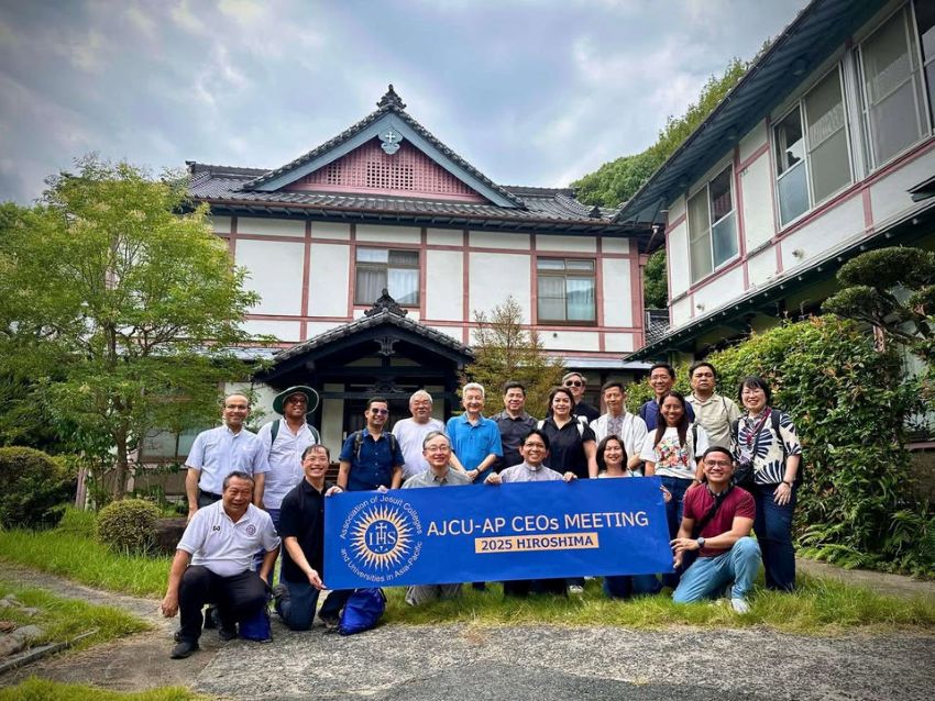 代表们在长束修道院前合影