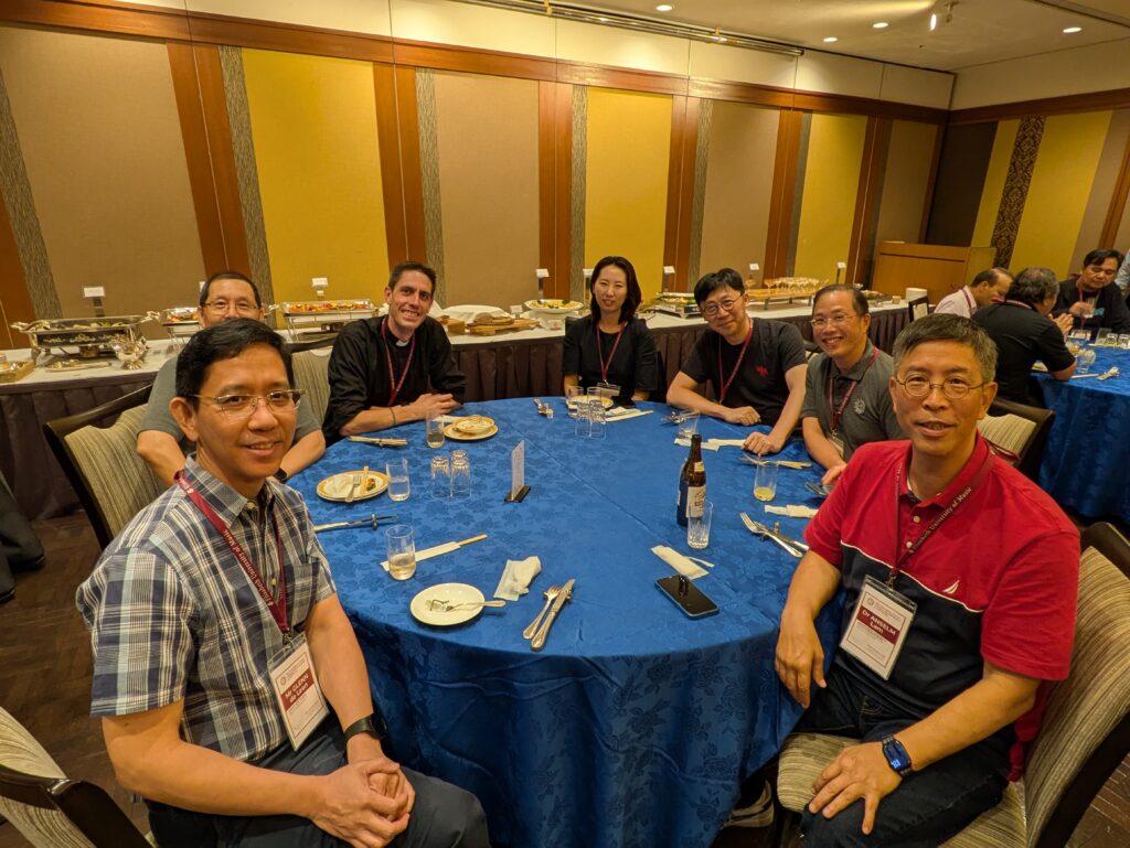 依逆時針方向，中華省代表林榮鈞博士(右一)、馮漢中神父、古嘉文博士，崔寶臣神父為左起順時針第二位