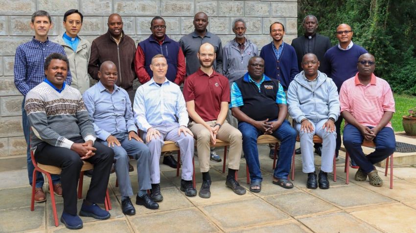 JJ 神父(後排左二)和第三年導師米提神父(前排左二)與萬薩莫神父(後排右四)，以及耶穌會弟兄