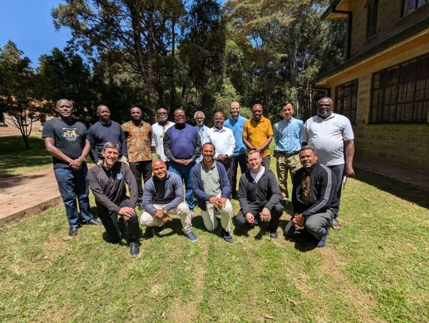 JJ 神父(後排右二)和2位第三年導師及13位耶穌會弟兄