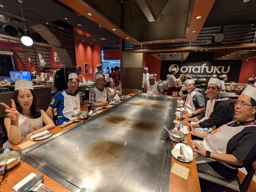 中華省代表與其他國家代表享用知名的廣島燒
