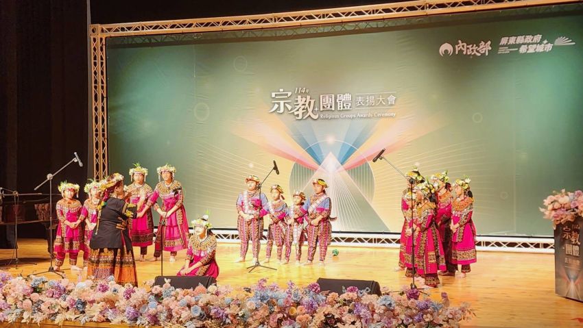 青葉魯凱歌謠兒童合唱團表演