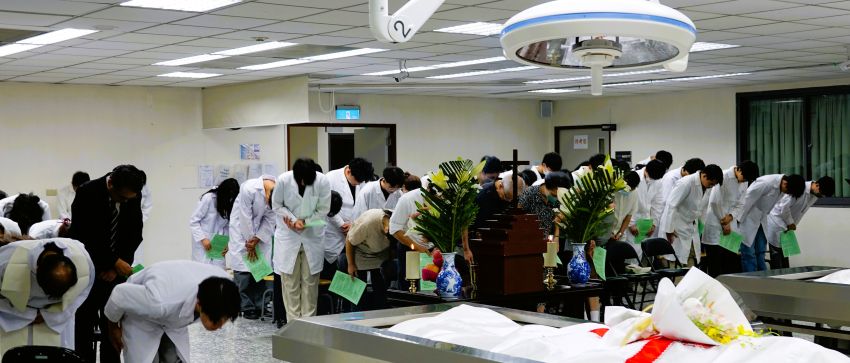 典禮所有參與者向大體老師致上最敬禮