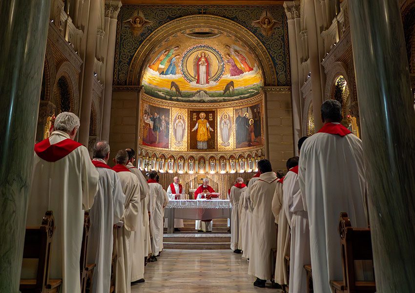 在耶穌會羅馬總院聖博日亞聖堂中舉行的開幕彌撒