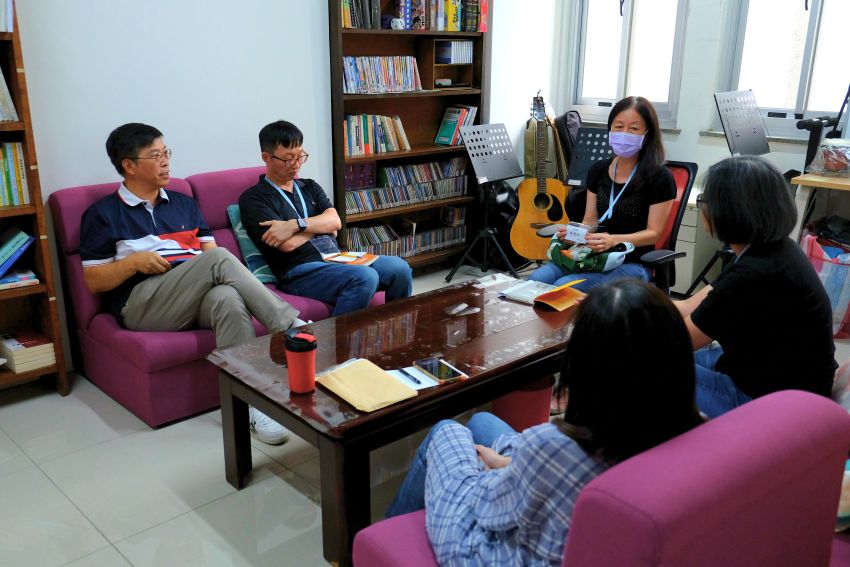 林榮鈞博士(左)擔任靈修交談的協調人