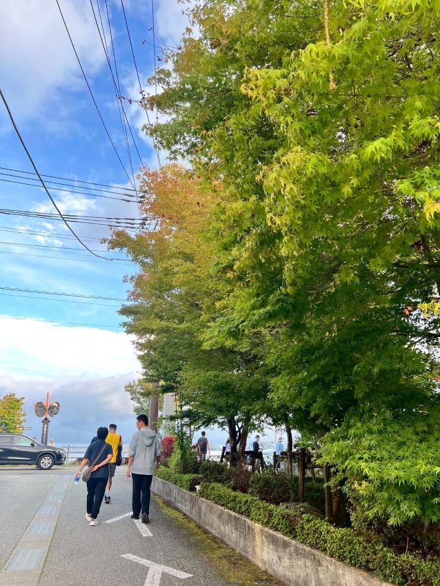 在自然中徒步朝聖