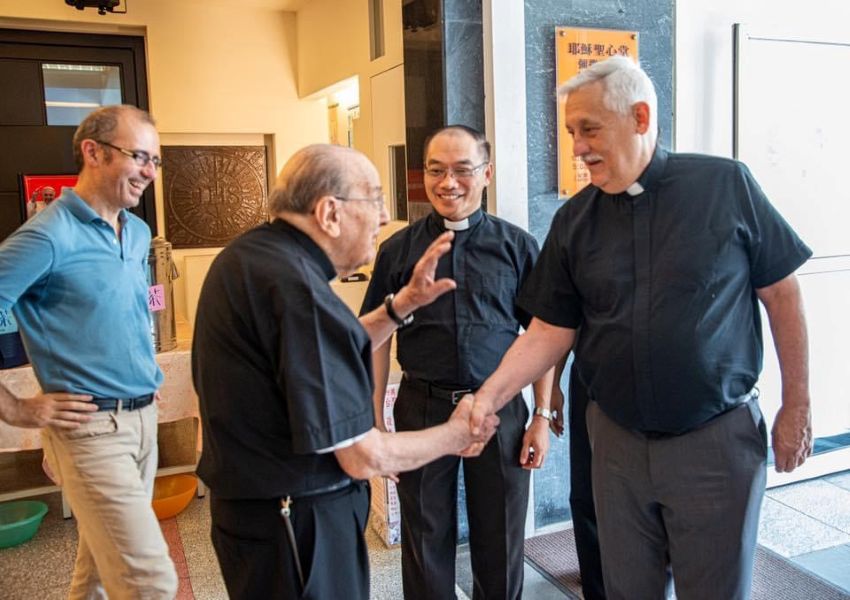 2019年耶穌會總會長蘇薩神父(右)來訪與賴神父握手
