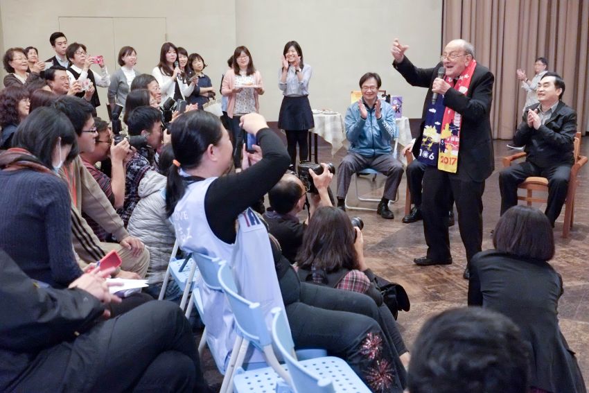 2017年賴神父獲頒中華民國國籍證明書及身分證，開心地唱「給、都給、全部都給」